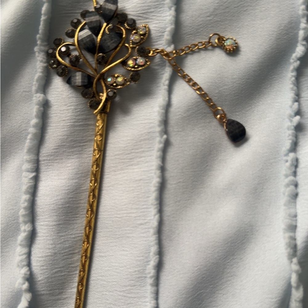 Elegant Gold and Black Hairpin